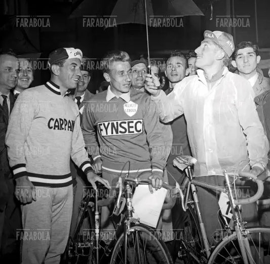 Nino Defilippis, Jacques Anquetil e Vito Favero alla punzonatura, Giro d'Italia, Milano, 1959