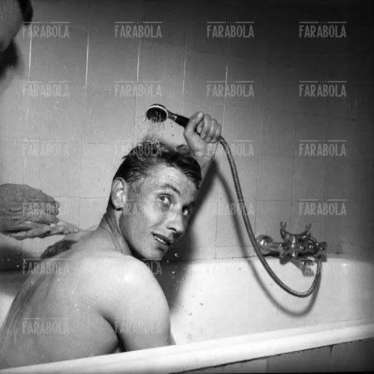 Jacques Anquetil si riposa dopo la vittoria di tappa, Giro d'Italia, Salsomaggiore Terme, 1959