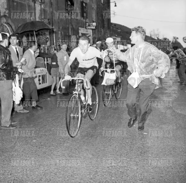 Jacques Anquetil in maglia rosa al rifornimento, Giro d'Italia, 1959
