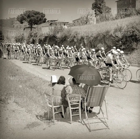 Passaggio del gruppo sotto la pioggia, Giro d'Italia, 1959