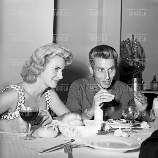 Jacques Anquetil al ristorante con la moglie Janine, Giro d'Italia, Rimini, 1959