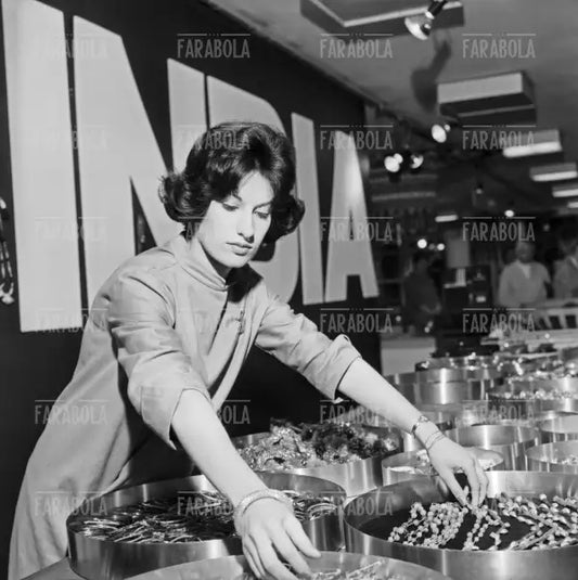 Commessa nello spazio dedicato all'India, La Rinascente, Milano, 1959