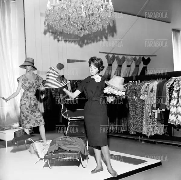 Commessa nel reparto abbigliamento della Rinascente, Milano, 1959