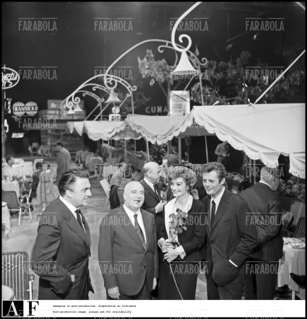 Federico Fellini, Angelo Rizzoli, Anouk Aimée e Marcello Mastroianni sul set de La Dolce Vita, 1959