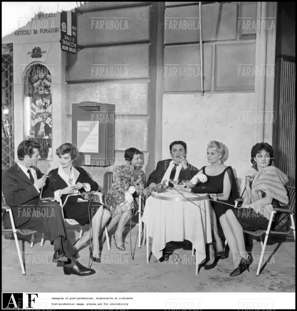 Il cast de La Dolce Vita durante una pausa della lavorazione del film, 1959