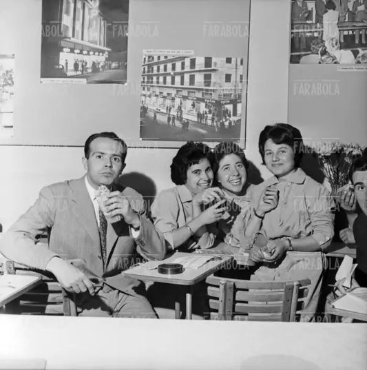 Dipendenti al punto di ristoro della Rinascente, Milano, 1959