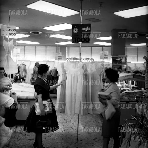 Reparto intimo donna della Rinascente, Milano, 1959