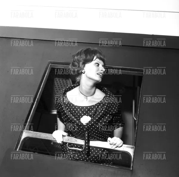 Sophia Loren in treno durante le riprese del film Olympia, Vienna, 1959