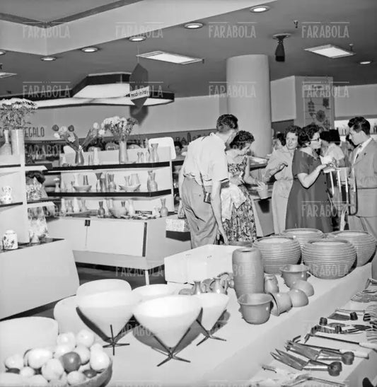 Turisti alla Rinascente, Milano, 1959