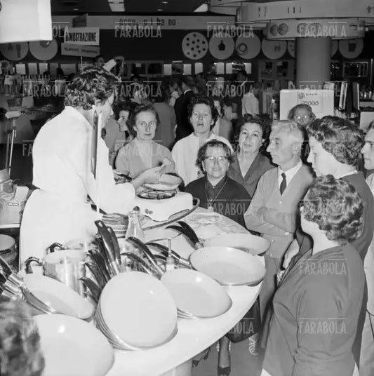 Dimostrazione di una pentola alla Rinascente, Milano, 1959