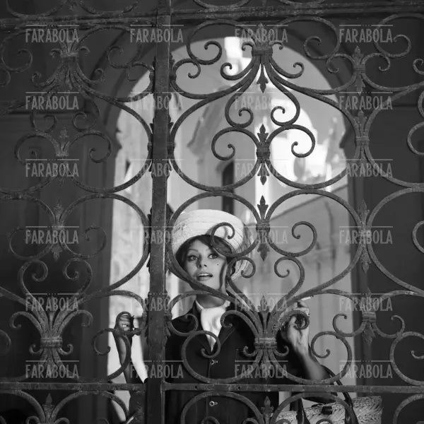 Sophia Loren durante le riprese del film La baia di Napoli, Capri, 1959