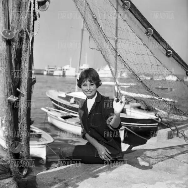 Sophia Loren al porto durante le riprese del film La baia di Napoli, Capri, 1959