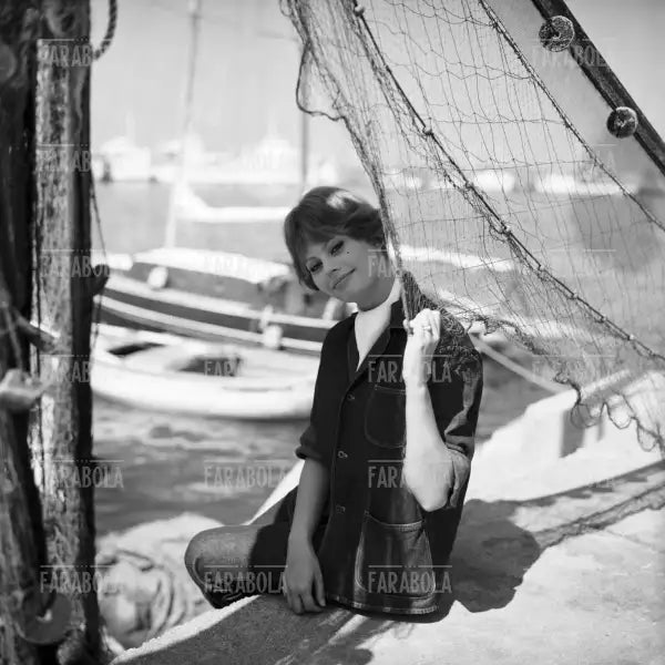 Sophia Loren al porto durante le riprese del film La baia di Napoli, Capri, 1959