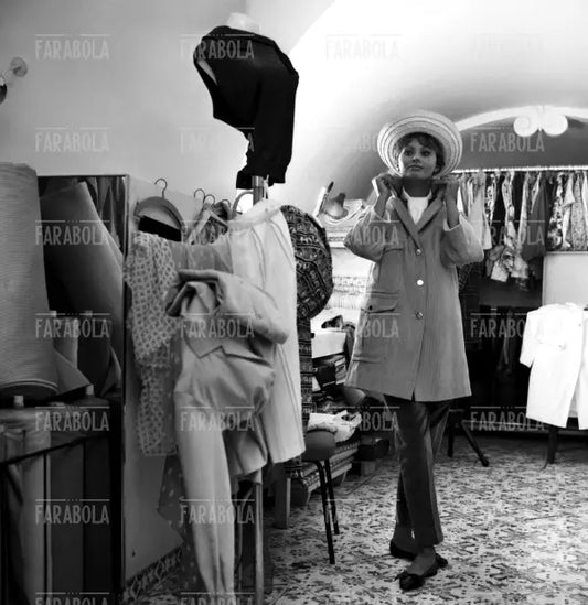 Sophia Loren prova un cappotto in una boutique, Capri, 1959
