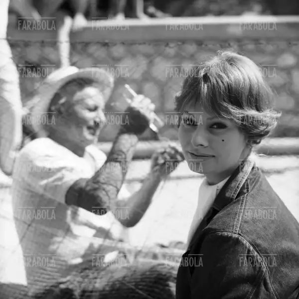 Sophia Loren al porto durante le riprese del film La baia di Napoli, Capri, 1959