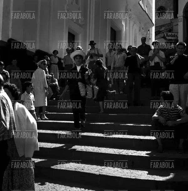 Sophia Loren passeggia ammirata dai passanti, Capri, 1959