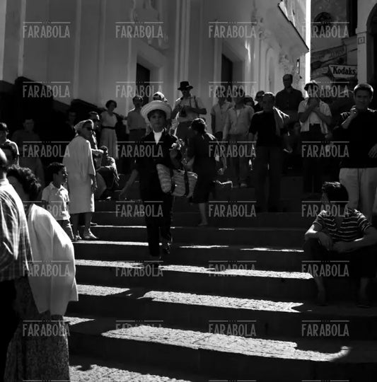 Sophia Loren passeggia ammirata dai passanti, Capri, 1959