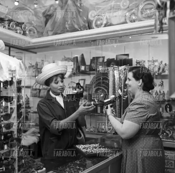 Sophia Loren in un negozio di souvenir, Capri, 1959