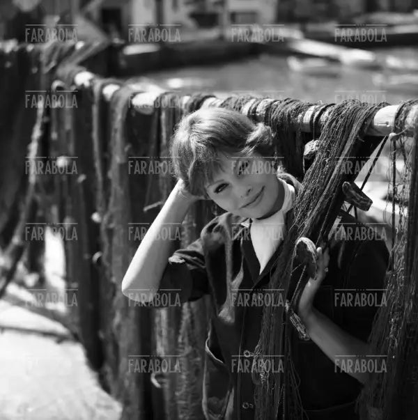 Sophia Loren al porto durante le riprese del film La baia di Napoli, Capri, 1959