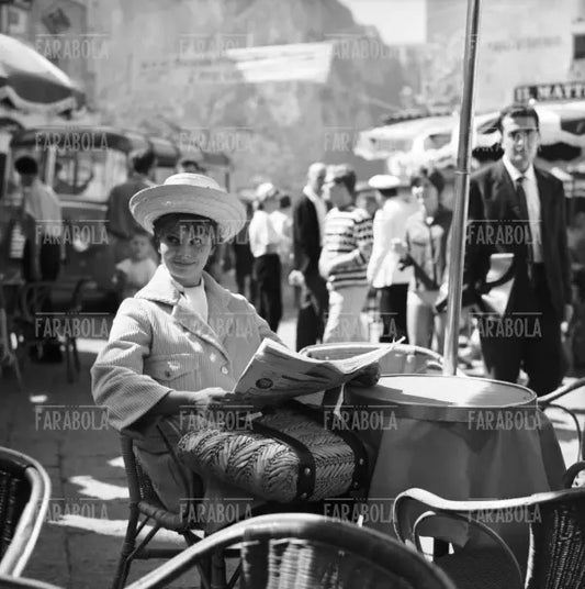 Sophia Loren in Piazzetta durante le riprese del film La baia di Napoli, Capri, 1959