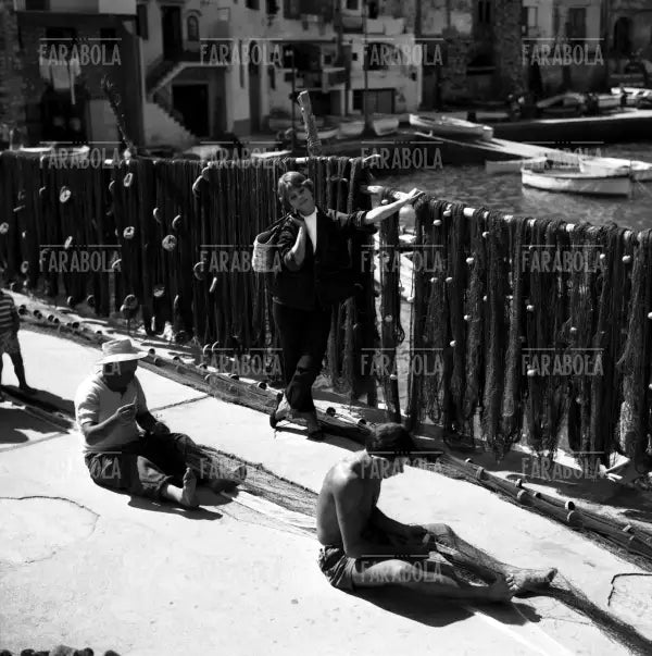 Sophia Loren con i pescatori che intrecciano le reti, Capri, 1959
