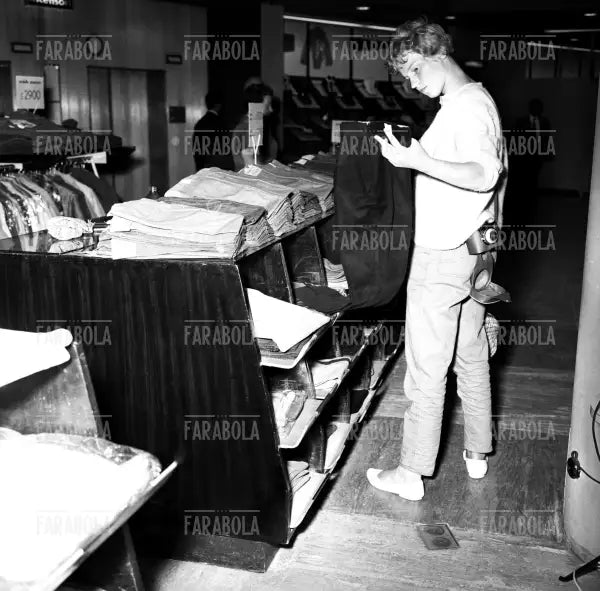 Turista nel reparto uomo della Rinascente, Milano, 1959