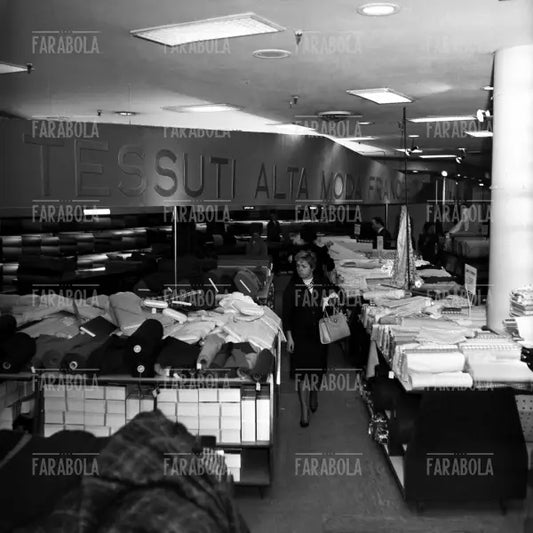 Reparto tessuti della Rinascente, Milano, 1959