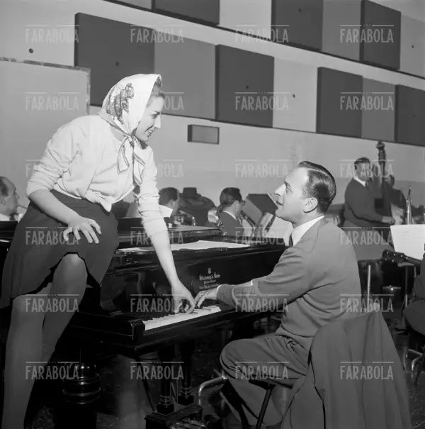 Mina in sala d'incisione, Milano, 1959