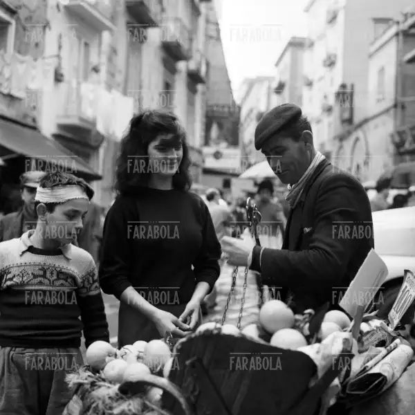 Bancarella di frutta al mercato, Milano, 1959