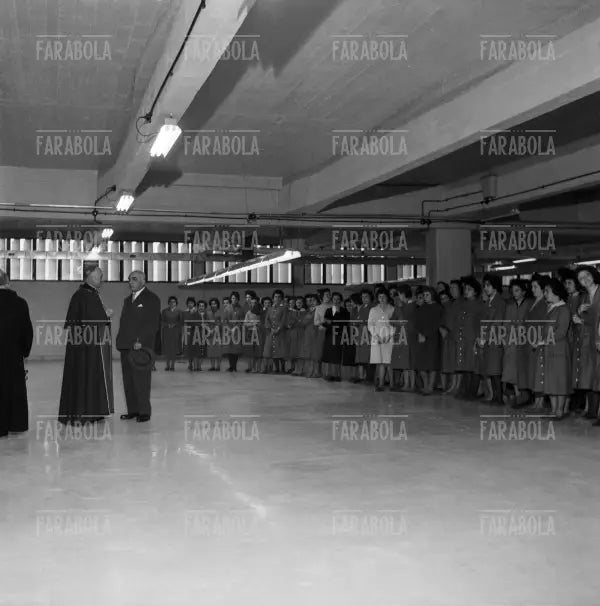 Monsignor Sergio Pignedoli allo stabilimento APEM della Rinascente, Vimodrone, 1959