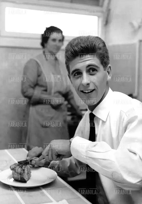 Gianni Rivera con la madre, 1959
