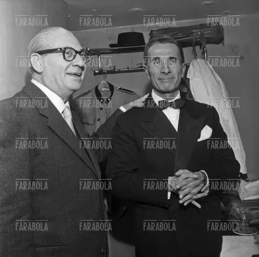 Nino Besozzi e Dino Buzzati, prima di Un verme al ministero, Milano, 1960