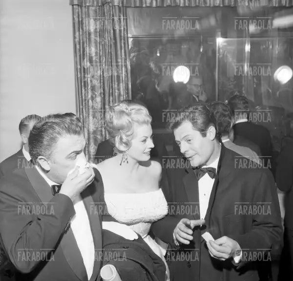 Federico Fellini, Anita Ekberg e Marcello Mastroianni alla prima del film La dolce vita, 1960