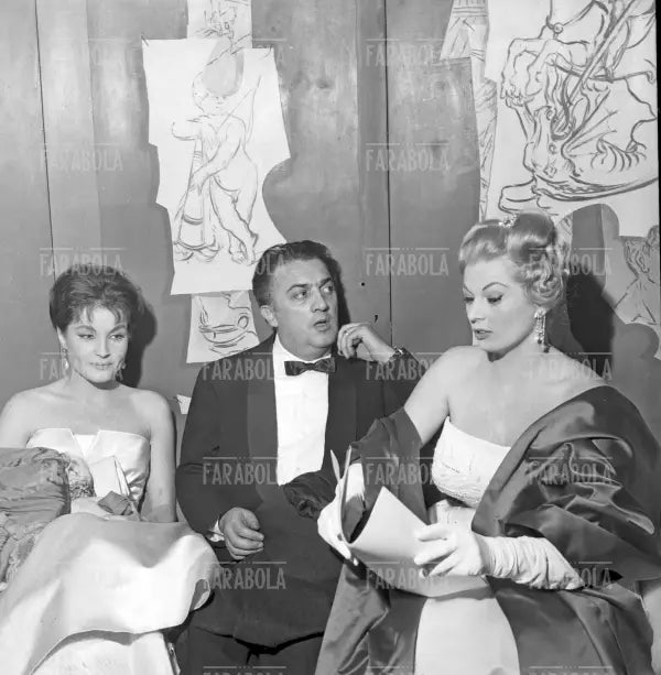 Federico Fellini, Anita Ekberg e Yvonne Furneaux alla prima del film La Dolce vita, 1960