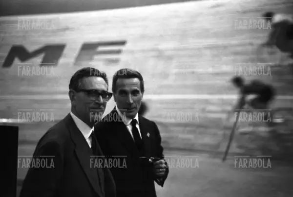 Mario Soldati und Dino Buzzati beim Sechstagerennen, Mailand, 1960