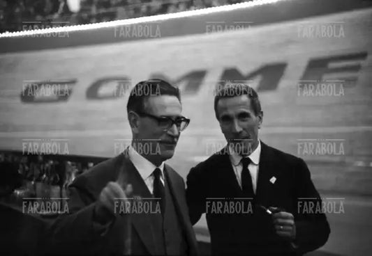 Mario Soldati e Dino Buzzati alla Sei Giorni ciclistica, Milano, 1960