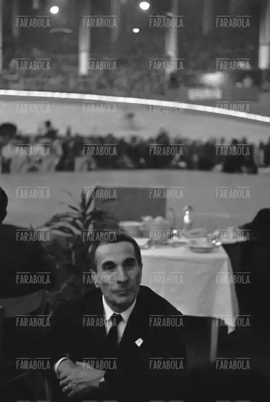 Dino Buzzati alla Sei Giorni ciclistica, Milano, 1960