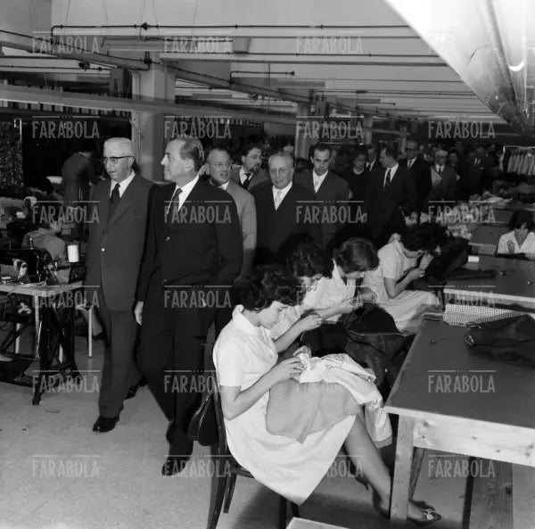 Aldo Borletti in visita allo stabilimento APEM della Rinascente, Vimodrone, 1960