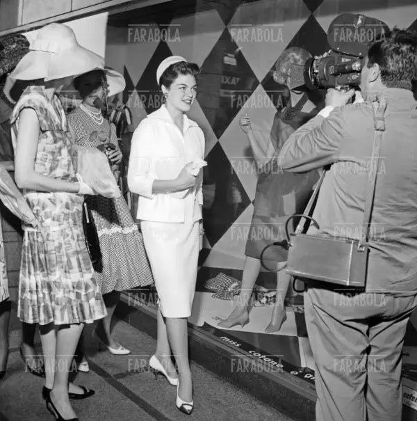 Miss Cotone Sandra Lee Jennings in visita alla Rinascente, Milano, 1960