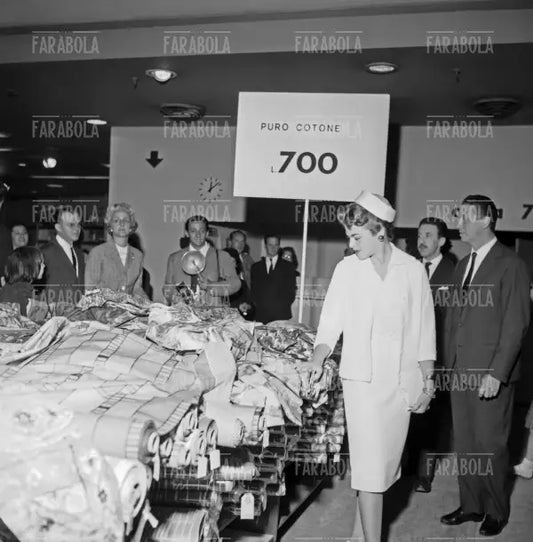 Miss Cotone Sandra Lee Jennings in visita alla Rinascente, Milano, 1960