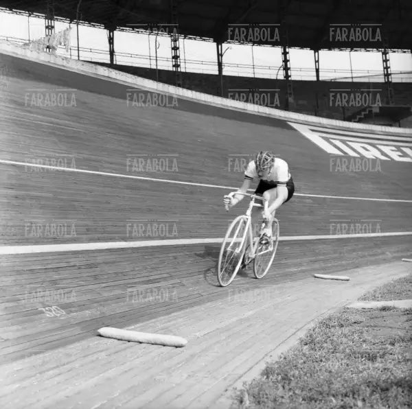 Beryl Burton tenta di battere il record al Velodromo Vigorelli, Milano, 1960