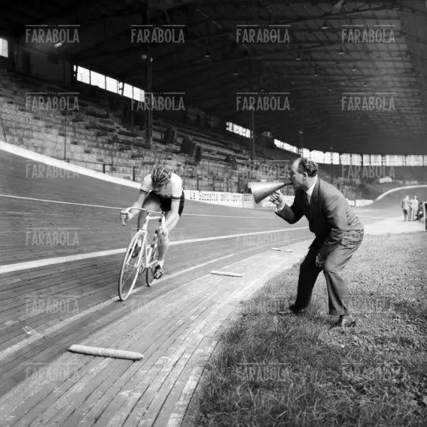 Beryl Burton tenta di battere il record al Velodromo Vigorelli, Milano, 1960