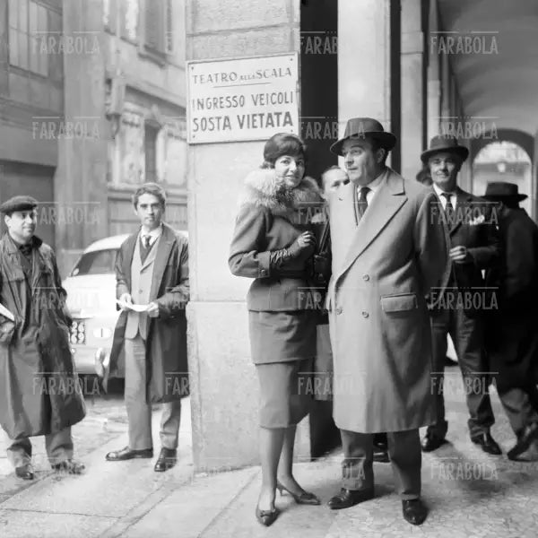 Maria Callas davanti alla Scala dopo le prove di Poliuto, Milano, 1960
