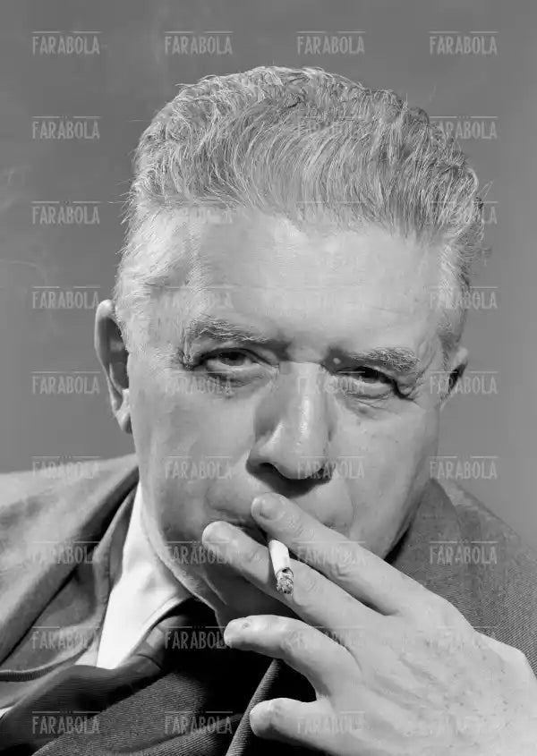 Eugenio Montale nello studio Farabola, Milano, 1960