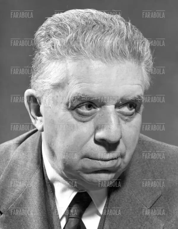 Eugenio Montale nello studio Farabola, Milano, 1960