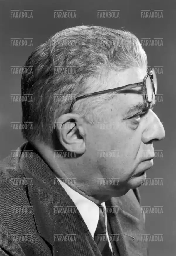 Eugenio Montale nello studio Farabola, Milano, 1960