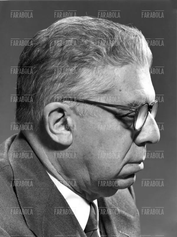 Eugenio Montale nello studio Farabola, Milano, 1960