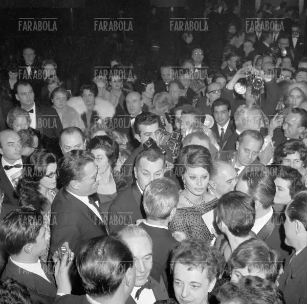 Sophia Loren e il marito Carlo Ponti, Prima del film La ciociara al Cinema Capitol, Milano, 1960