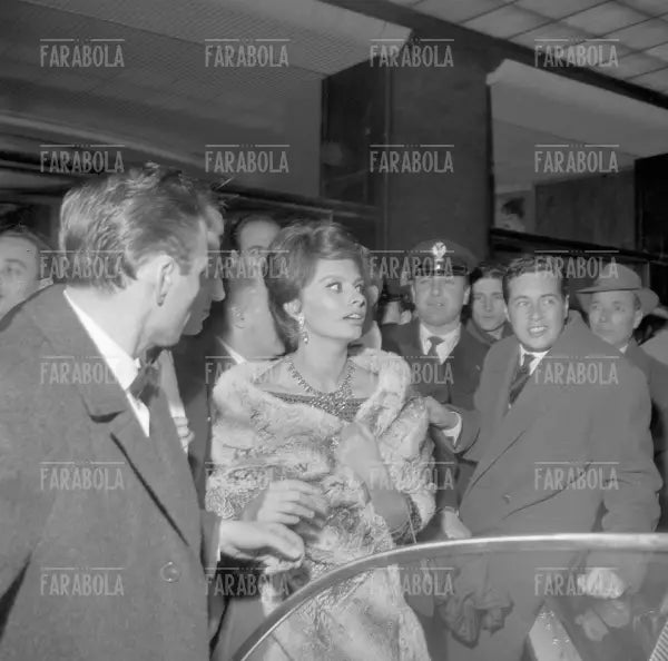 Sophia Loren, Prima del film La ciociara al Cinema Capitol, Milano, 1960