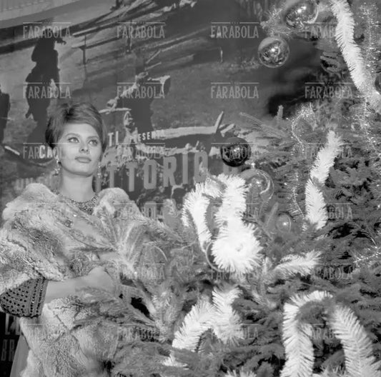 Sophia Loren, Prima del film La ciociara al Cinema Capitol, Milano, 1960